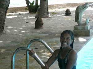 Meine Frau uebt Schwimmen im Pool