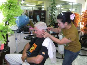 Papa Klaus lässt sich in Tomohon die Haare schneiden