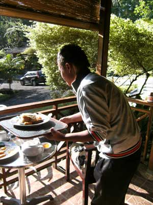 Das Fr�hst�ck wird auf unserer Terrasse serviert