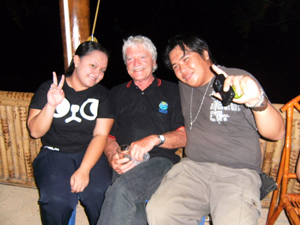 Papa Klaus mit indonesischen Freunden