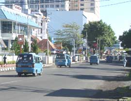 Mikrolets auf einer Hauptstra�e in Manado